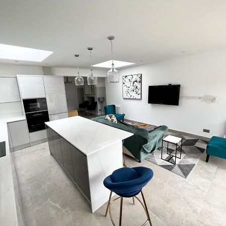 Cosy Trio: Flexible Stay Near Mall with Parking London Exterior photo