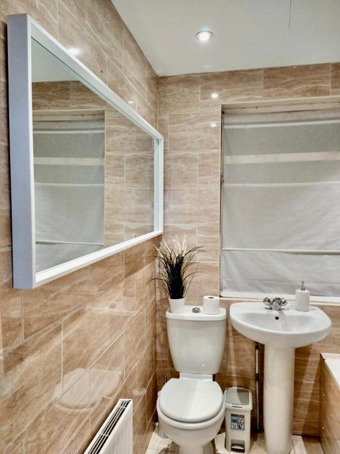 Cosy Trio: Flexible Stay Near Mall with Parking London Exterior photo