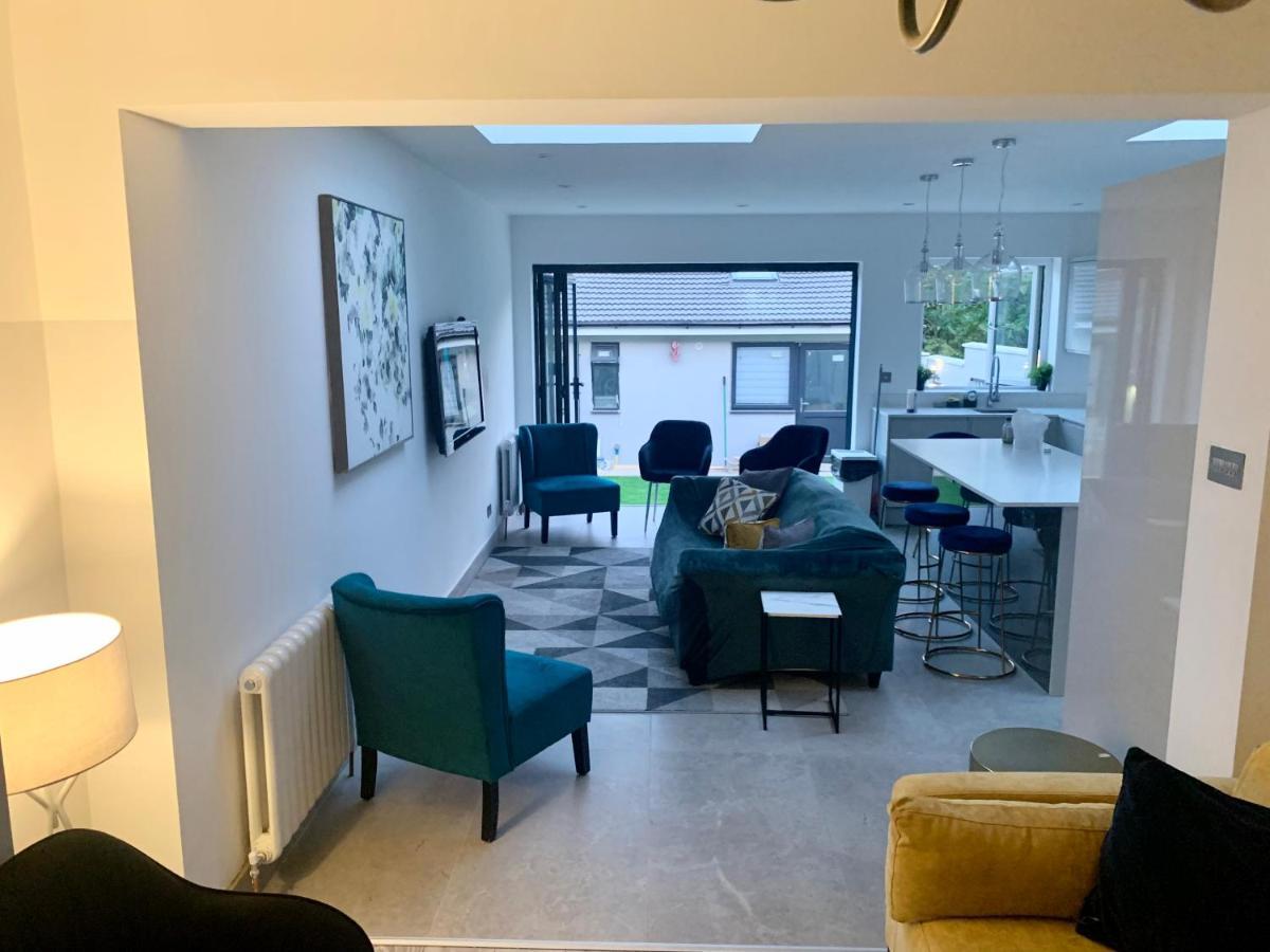 Cosy Trio: Flexible Stay Near Mall with Parking London Exterior photo