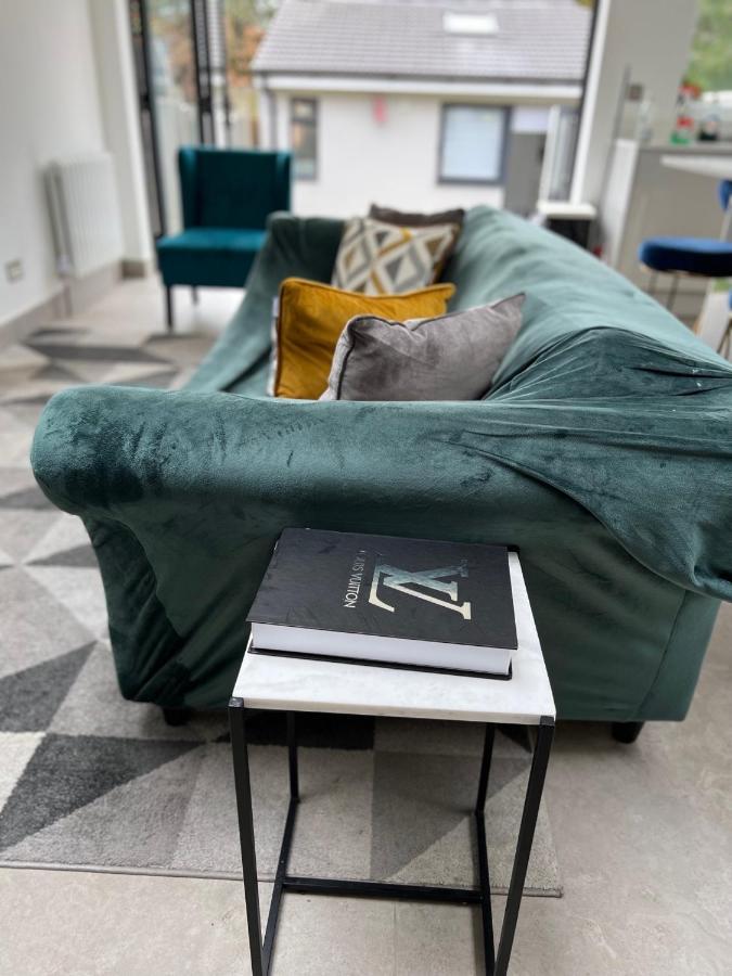 Cosy Trio: Flexible Stay Near Mall with Parking London Exterior photo