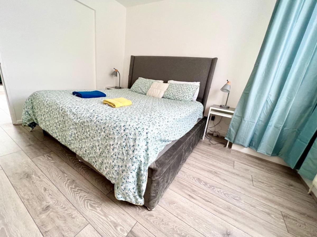 Cosy Trio: Flexible Stay Near Mall with Parking London Exterior photo