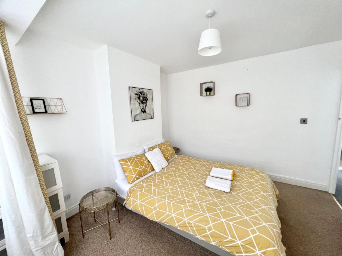 Cosy Trio: Flexible Stay Near Mall with Parking London Exterior photo