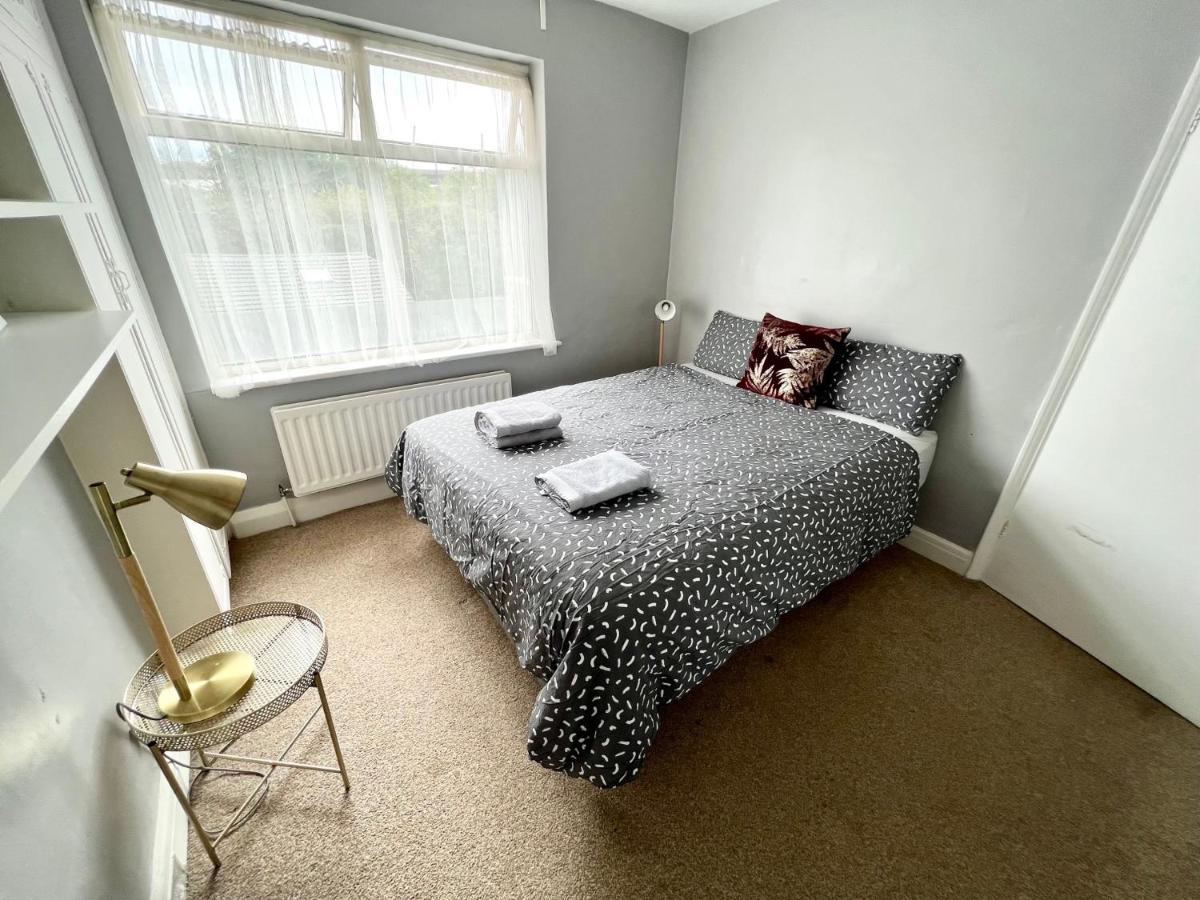 Cosy Trio: Flexible Stay Near Mall with Parking London Exterior photo