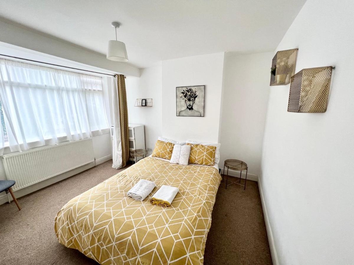 Cosy Trio: Flexible Stay Near Mall with Parking London Exterior photo