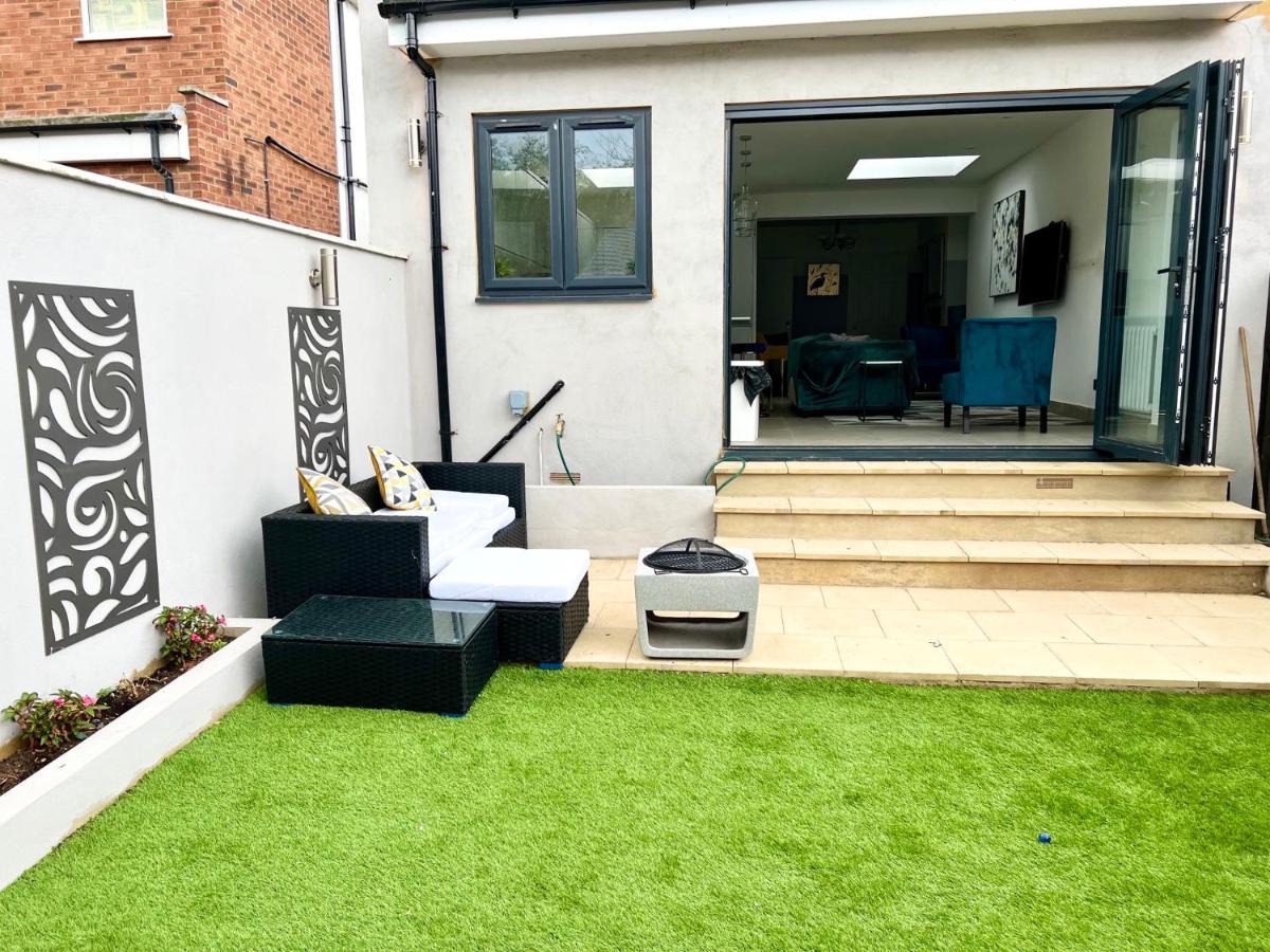 Cosy Trio: Flexible Stay Near Mall with Parking London Exterior photo