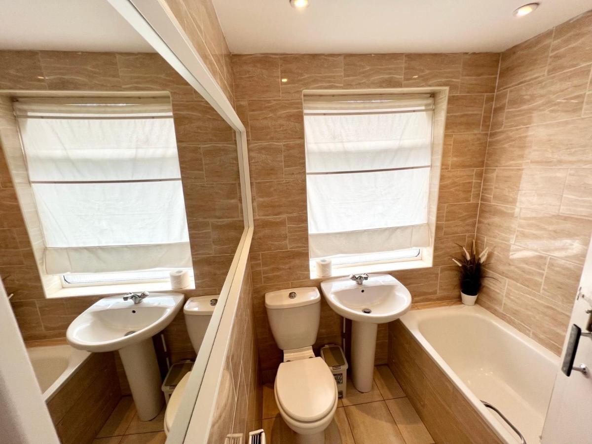 Cosy Trio: Flexible Stay Near Mall with Parking London Exterior photo