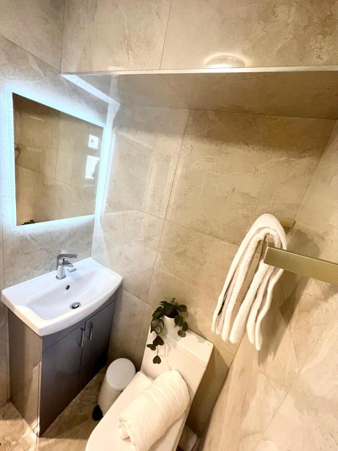 Cosy Trio: Flexible Stay Near Mall with Parking London Exterior photo