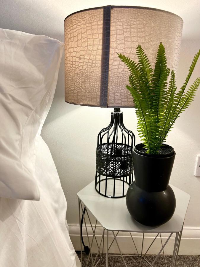 Cosy Trio: Flexible Stay Near Mall with Parking London Exterior photo