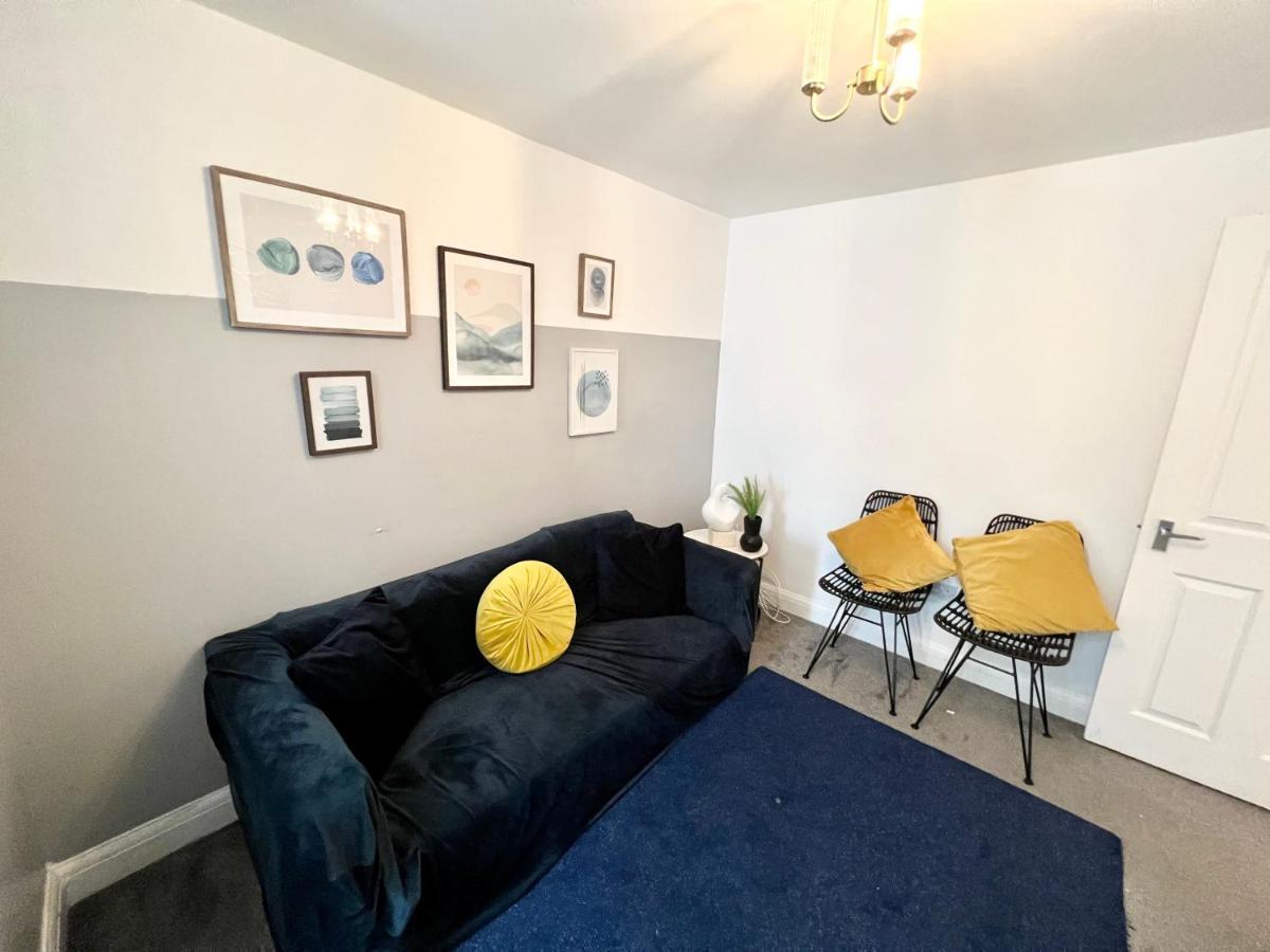 Cosy Trio: Flexible Stay Near Mall with Parking London Exterior photo