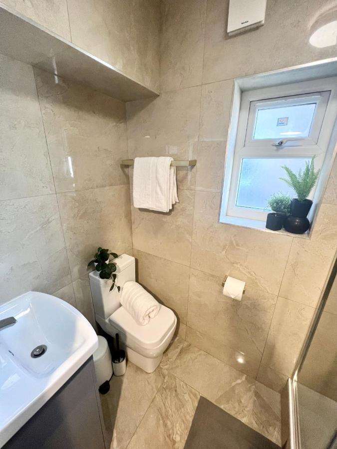 Cosy Trio: Flexible Stay Near Mall with Parking London Exterior photo