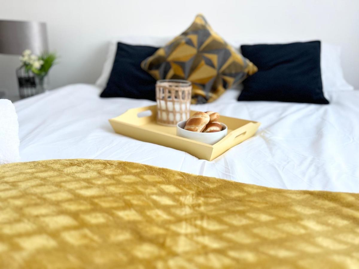 Cosy Trio: Flexible Stay Near Mall with Parking London Exterior photo