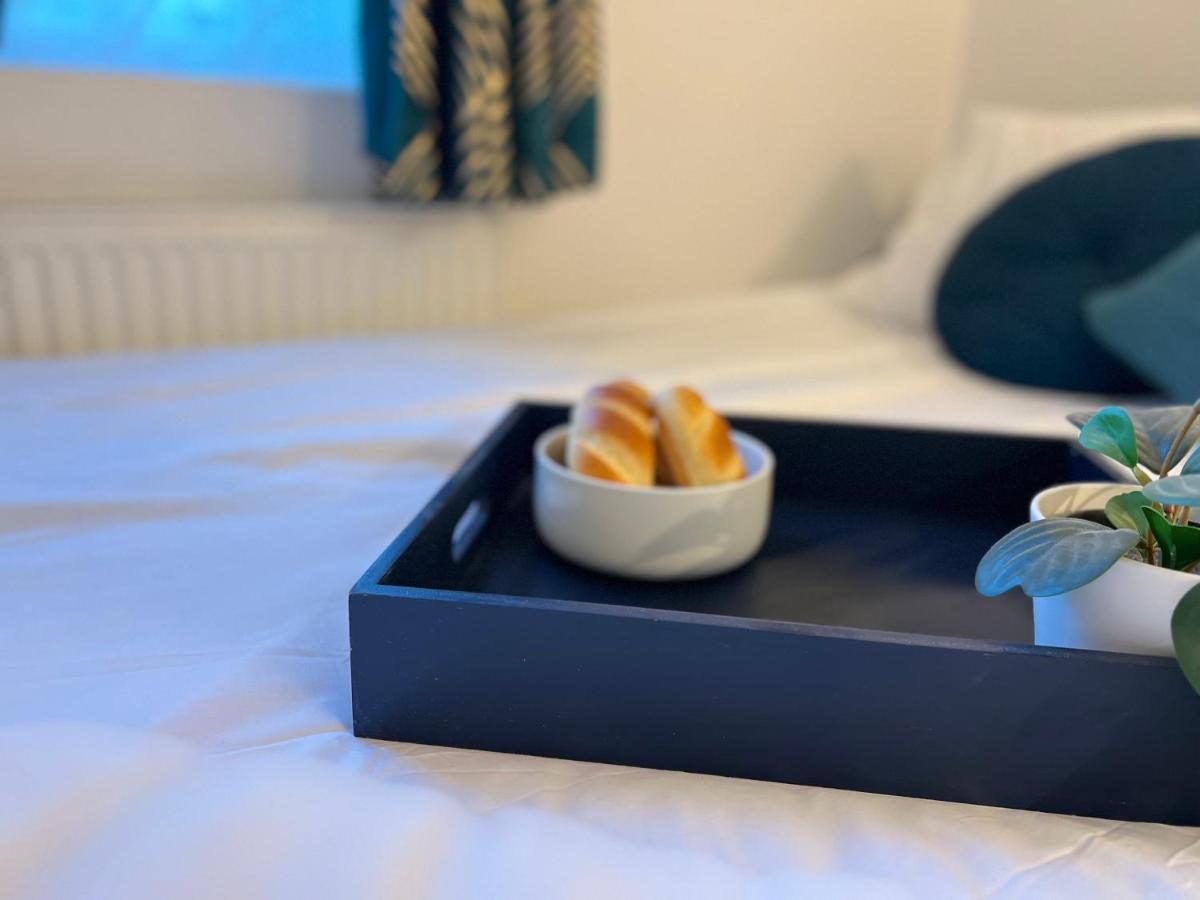 Cosy Trio: Flexible Stay Near Mall with Parking London Exterior photo