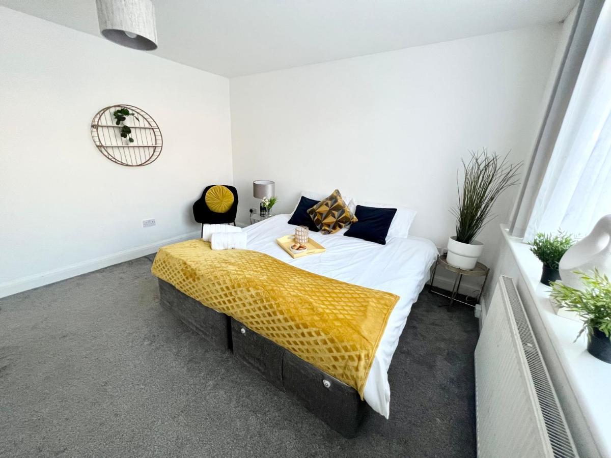 Cosy Trio: Flexible Stay Near Mall with Parking London Exterior photo