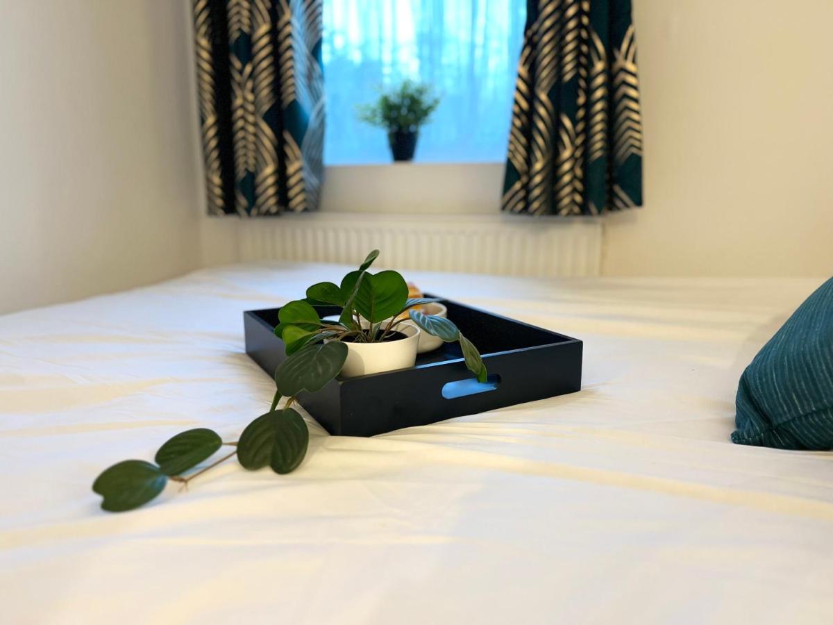 Cosy Trio: Flexible Stay Near Mall with Parking London Exterior photo