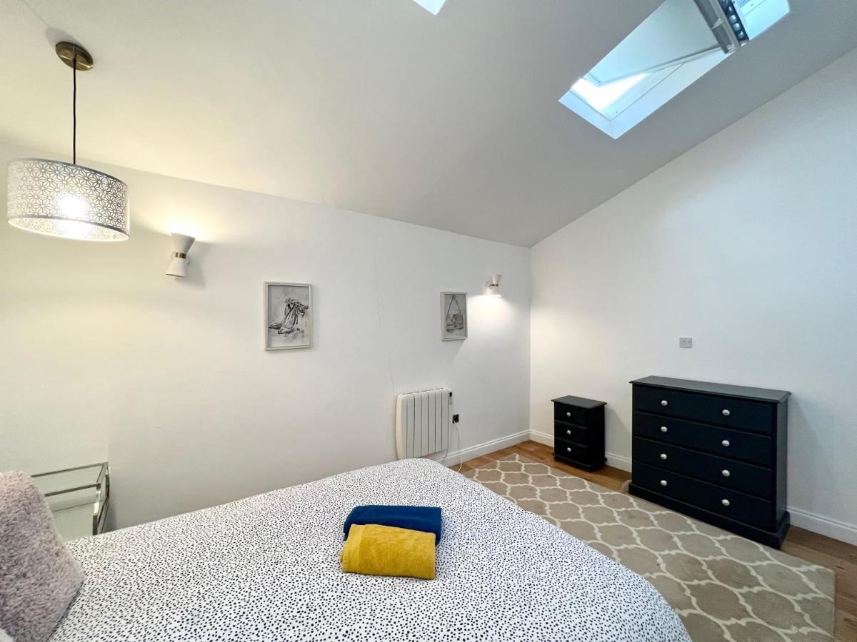 Cosy Trio: Flexible Stay Near Mall with Parking London Exterior photo