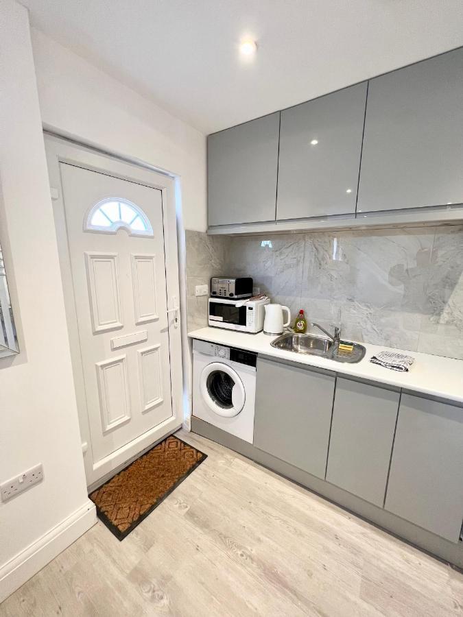 Cosy Trio: Flexible Stay Near Mall with Parking London Exterior photo