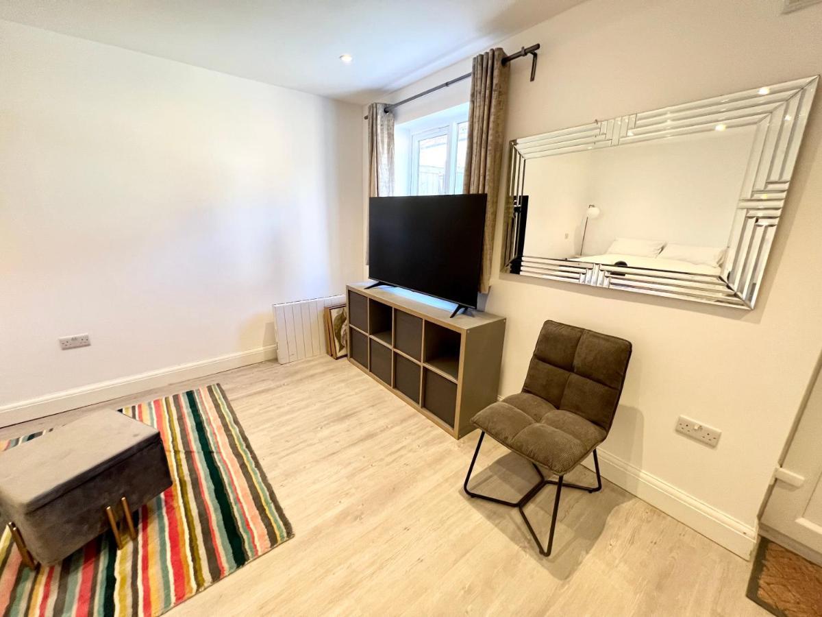 Cosy Trio: Flexible Stay Near Mall with Parking London Exterior photo