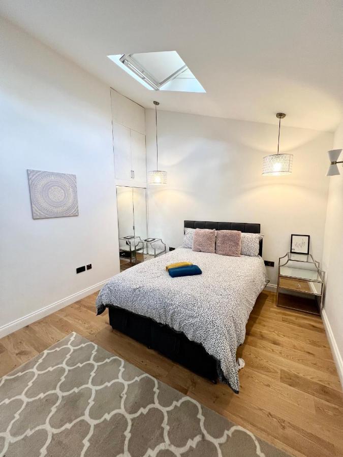 Cosy Trio: Flexible Stay Near Mall with Parking London Exterior photo