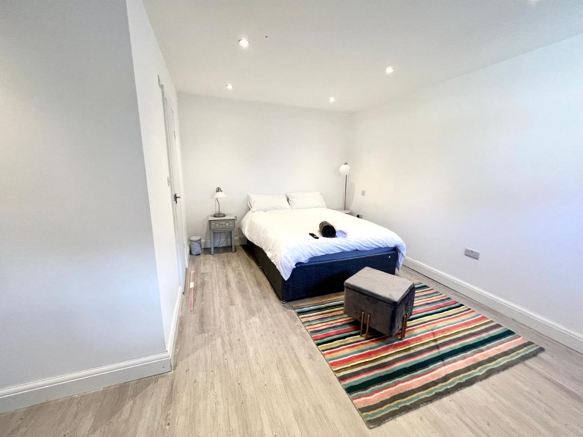 Cosy Trio: Flexible Stay Near Mall with Parking London Exterior photo