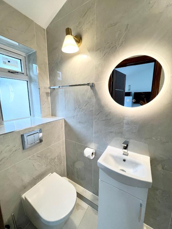 Cosy Trio: Flexible Stay Near Mall with Parking London Exterior photo