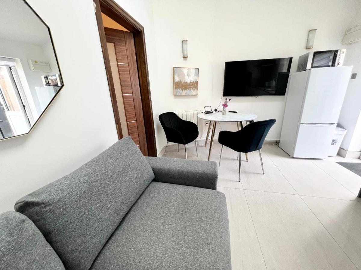 Cosy Trio: Flexible Stay Near Mall with Parking London Exterior photo